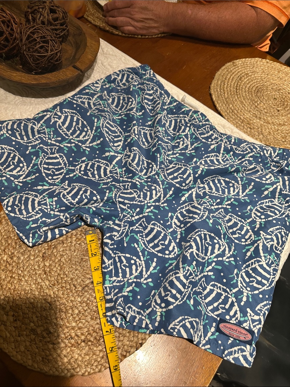Vineyard Vines Navy Blue Fish-Print men’s swim trunks, sz L, 7 inch inseam, EUC